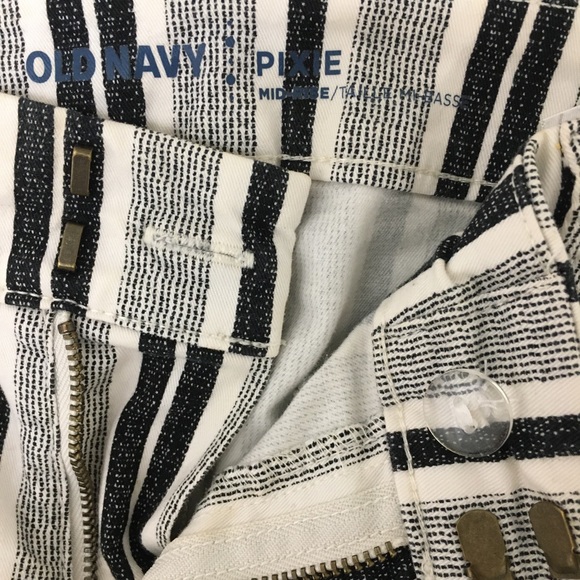 Black and white shorts - Picture 2 of 4